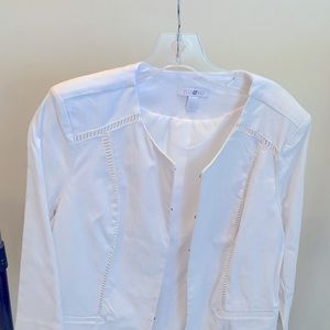 A white blazer with 3/4 sleeve